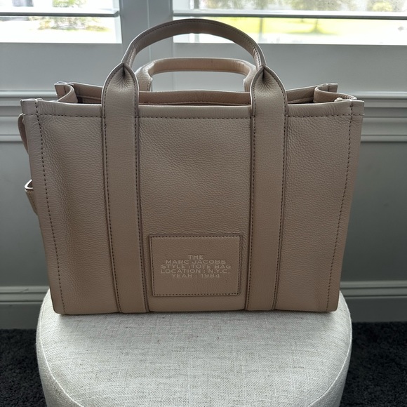 Marc Jacobs The Leather Medium Tote Bag in Twine - Picture 6 of 12